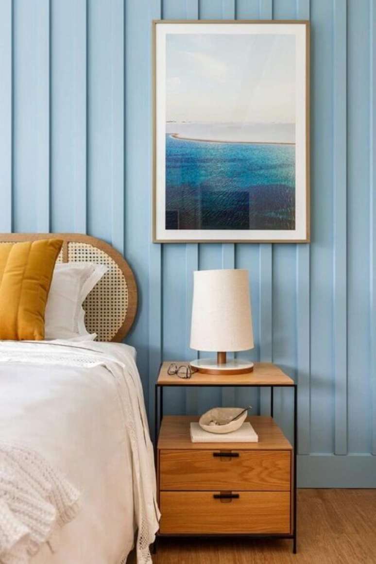 2. Abajur pequeno para criado mudo de quarto azul decorado com moveis de madeira – Foto: Beatriz Zeglin Arquitetura