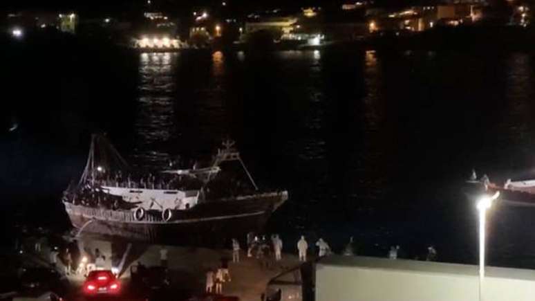 Pesqueiro com 686 migrantes chega em Lampedusa