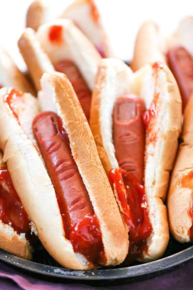 18. Hot dog com salsicha cortada para representar um dedo no halloween – Por: Salty Canary