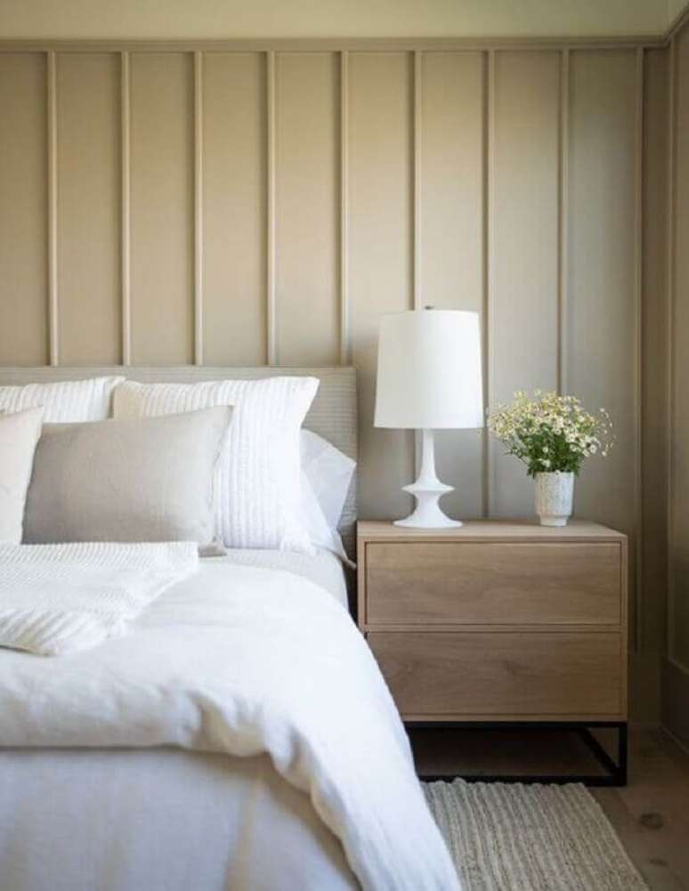 23. Cores neutras para decoração com abajur para criado mudo de quarto – Foto: House and Home