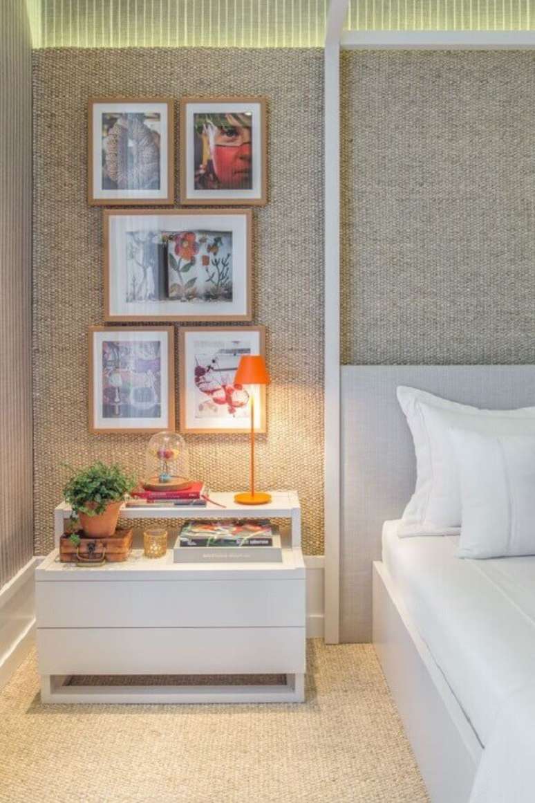 11. Abajur para criado mudo de quarto decorado com tecido cinza na parede – Foto: Quartos Etc