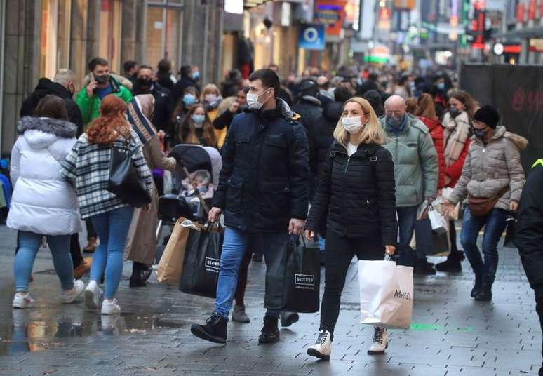 Consumidores fazem compras em Colônia, na Alemanha, em meio a disseminação da Covid-19
12/12/2020
REUTERS/Wolfgang Rattay
