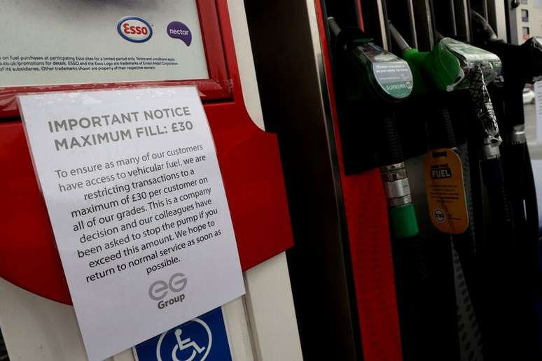 Cartaz informa sobre racionamento de combustíveis em posto em Stoke-on-Trent, no Reino Unido
25/09/2021 REUTERS/Carl Recine