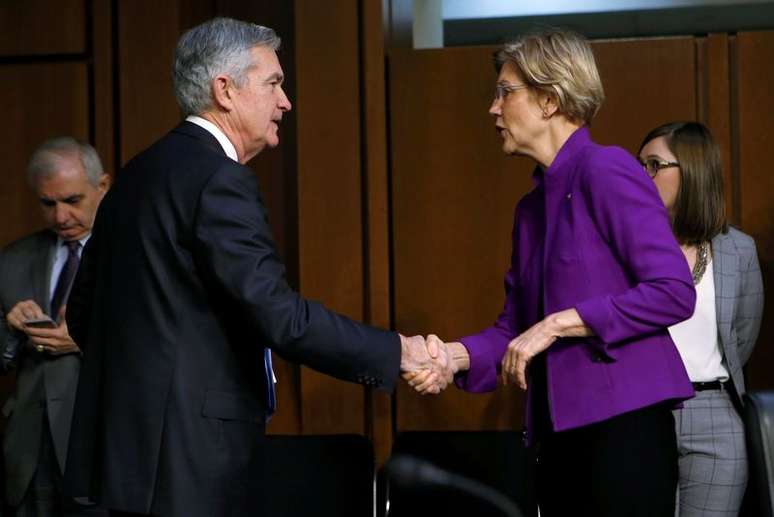 Jerome Powell e Elizabeth Warren trocam aperto de mãos
28/11/2017
REUTERS/Joshua Roberts