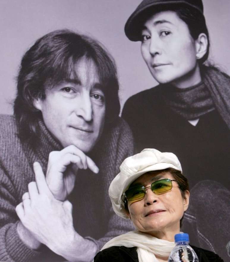 Yoko Ono concede entrevista em frente a retrato seu e de John Lennon em Tóquio 07/10/2005 REUTERS/Toru Hanai