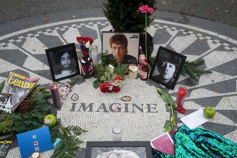 Imagem em mosaico no Central Park durante o 40º aniversário da morte de John Lennon, em Manhattan, na cidade de Nova York, EUA
08/12/2020 REUTERS/Carlo Allegri