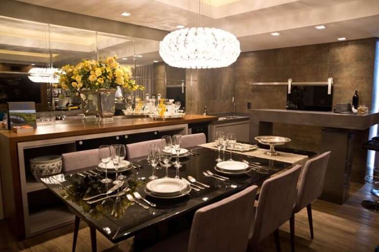 41. Sala de jantar de luxo moderna com mesa preta e cadeiras de veludo. Fonte: Oficina 802