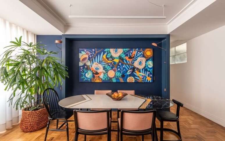 40. Sala de jantar de luxo moderna com mesa colorida. Fonte: Batistelli Arquitetura e Design
