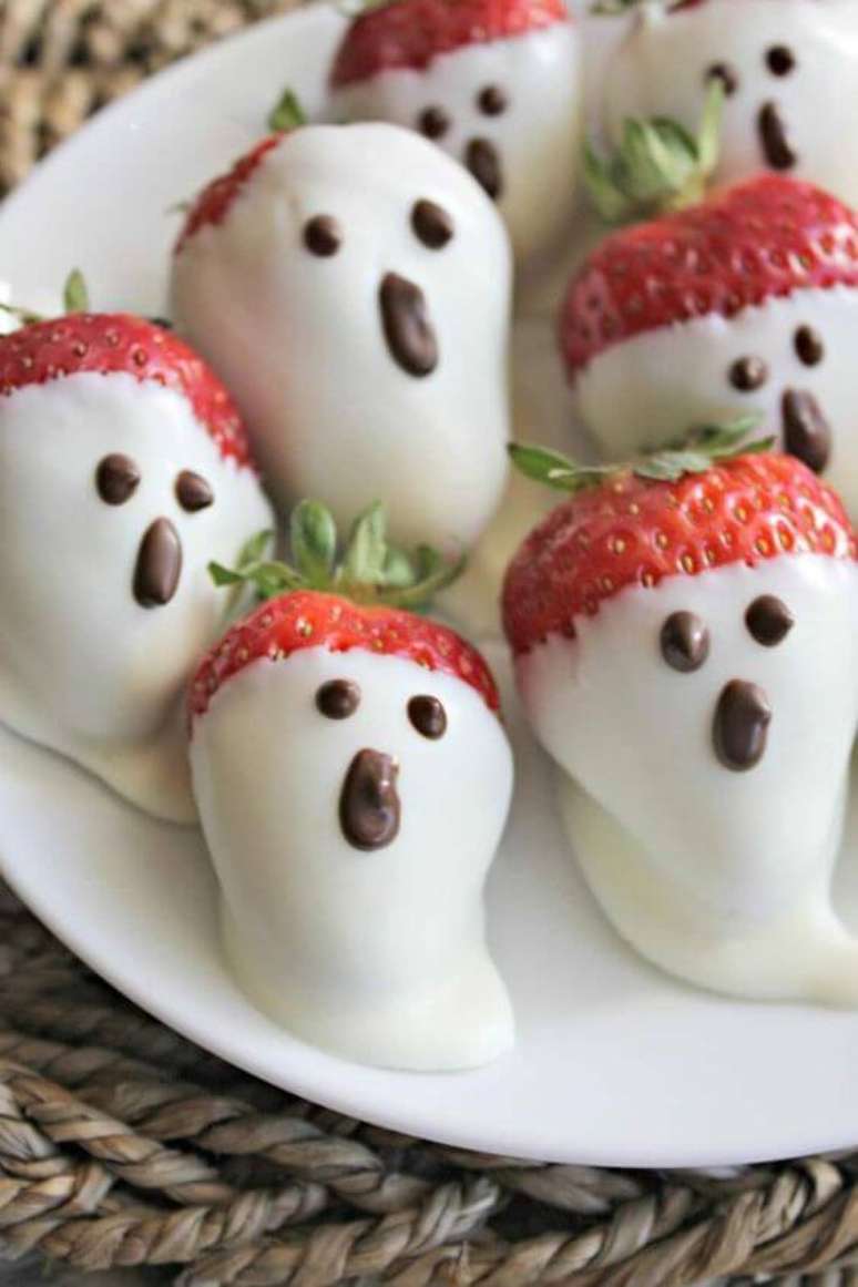 17. Morango com cobertura de chocolate branco como fantasma para o halloween – Por: HappyShappy