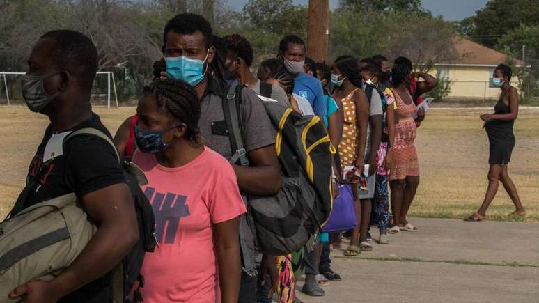 Imigrantes com o processo de asilo em andamento formam fila em um dos abrigos da região antes de seguirem para as cidades onde vão morar