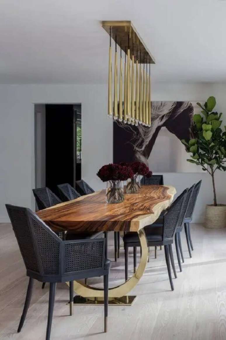 22. Mesa de madeira rústica. Fonte: Dering Hall