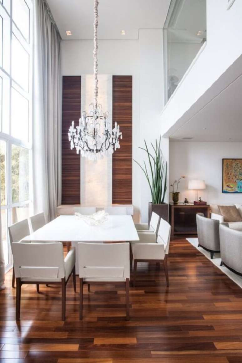 42. Sala de jantar de luxo moderna com piso de madeira e pendente de cristal. Fonte: Maricy Marcos Borges