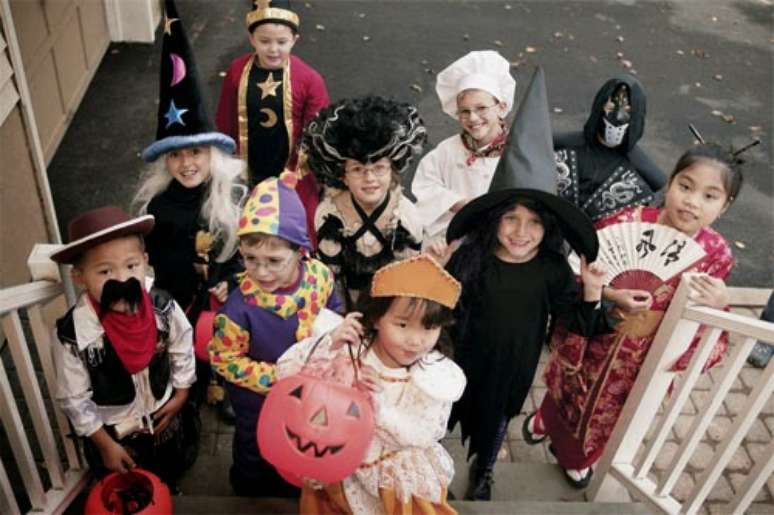 8. Crianças pegando doces no Halloween – Por: Passeios Kids