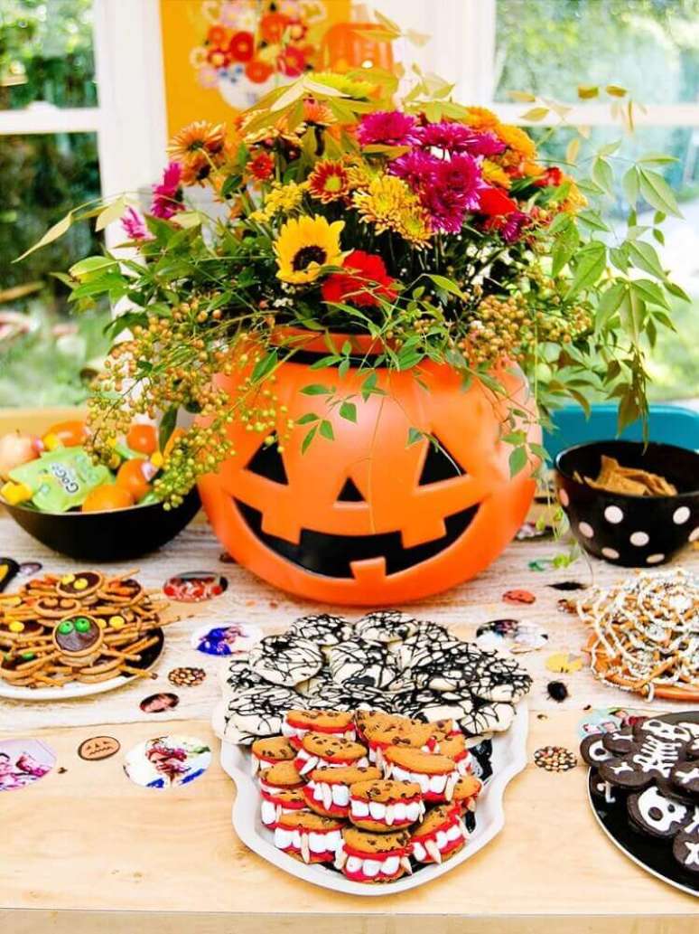 9. Mesa decorada com doces variados para a festa de halloween = Por: Mille Pop