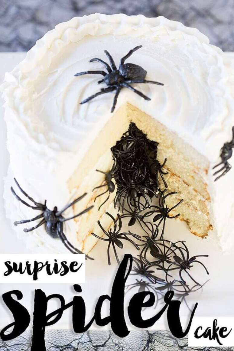 64. Modelo de bolo de Halloween com aranhas de brinquedo – Foto: The Cake Boutique