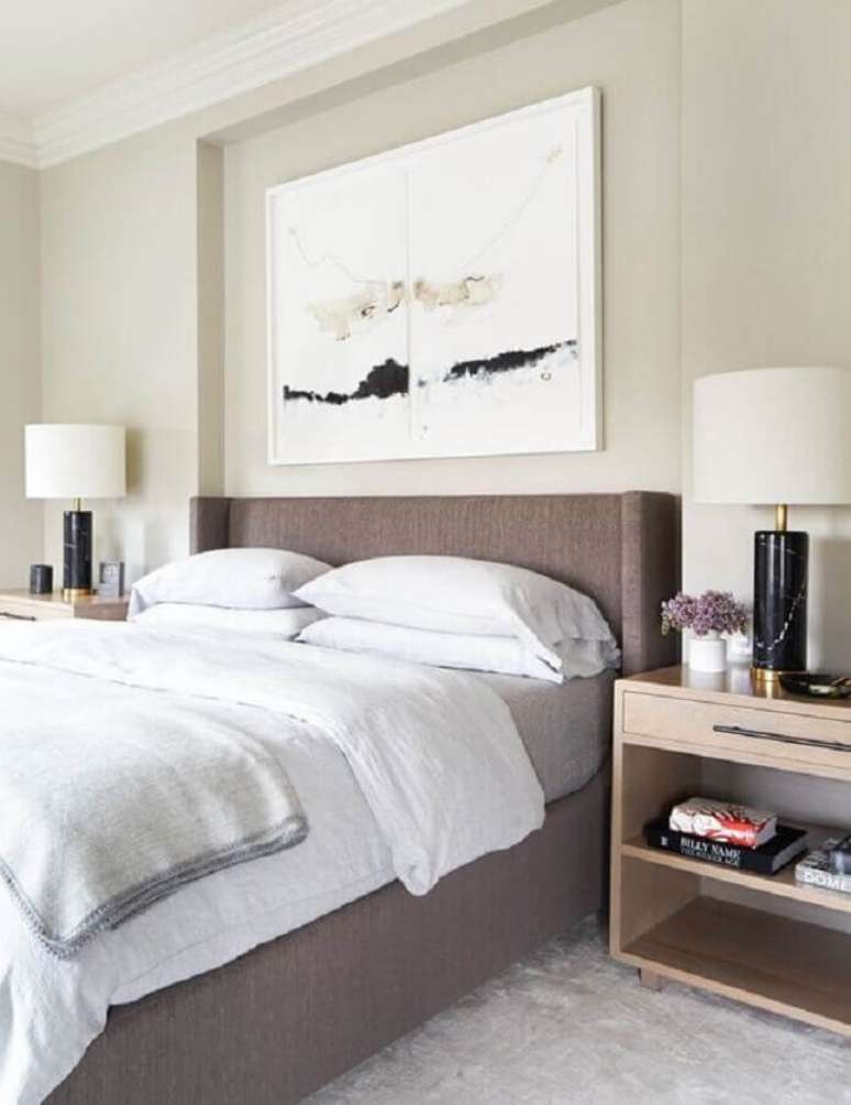 9. Abajur para criado mudo de quarto de casal decorado em cores claras com quadro grande na cabeceira – Foto: domino magazine