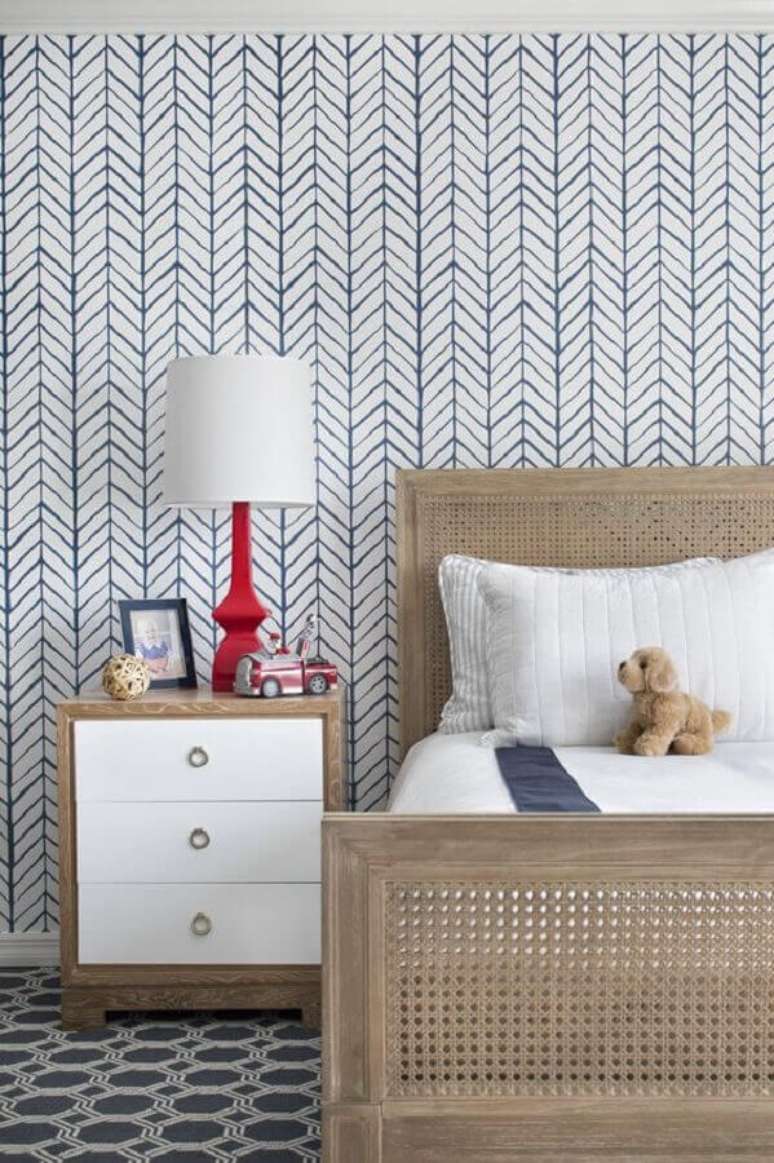 15. Abajur para criado mudo de quarto infantil decorado com papel de parede azul e branco – Foto: domino magazine