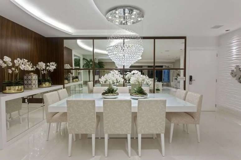 5. Espelho para sala de jantar sofisticada decorada com lustre de cristal. Fonte: Homify