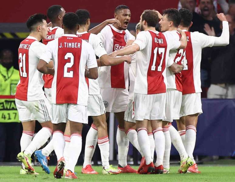 Ajax na vitória sobre o Besiktas (Foto: KENZO TRIBOUILLARD / AFP)