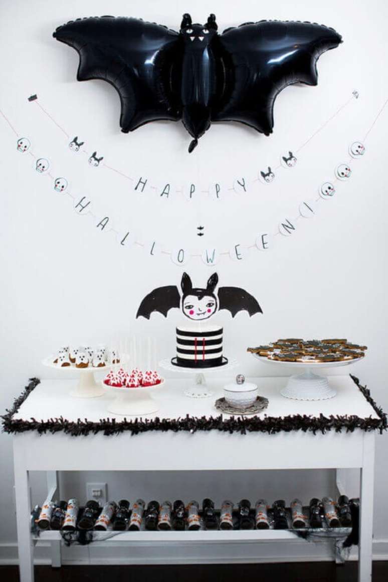 59. Decoração preto e branco para festa de Halloween simples – Foto: Fresh IDEEN