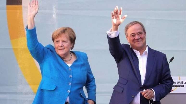 A chanceler Angela Merkel e o candidato de seu partido, Armin Laschet, em um comício