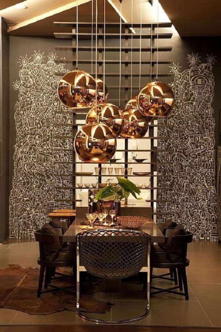 25. Os pendentes se destacam na sala de jantar de luxo moderna. Fonte: Denise Barreto