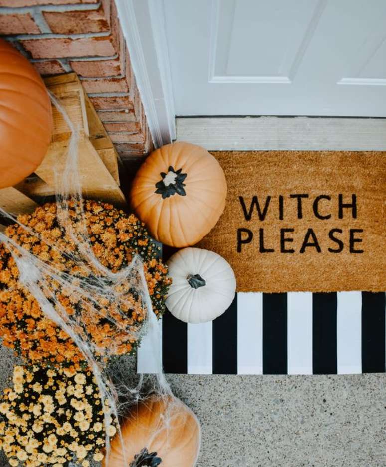 25. Decoração de festa de Halloween na entrada de casa com abóboras – Por: GlooDecor