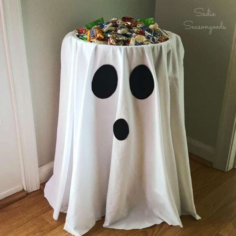 46. Mesa com doces para festa de halloween – Sadie Seasongoods