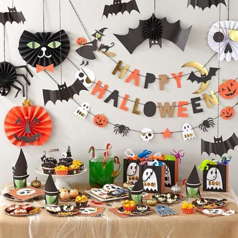 26. A mesa de guloseimas não pode faltar numa festa de halloween – Por: KidsPartim