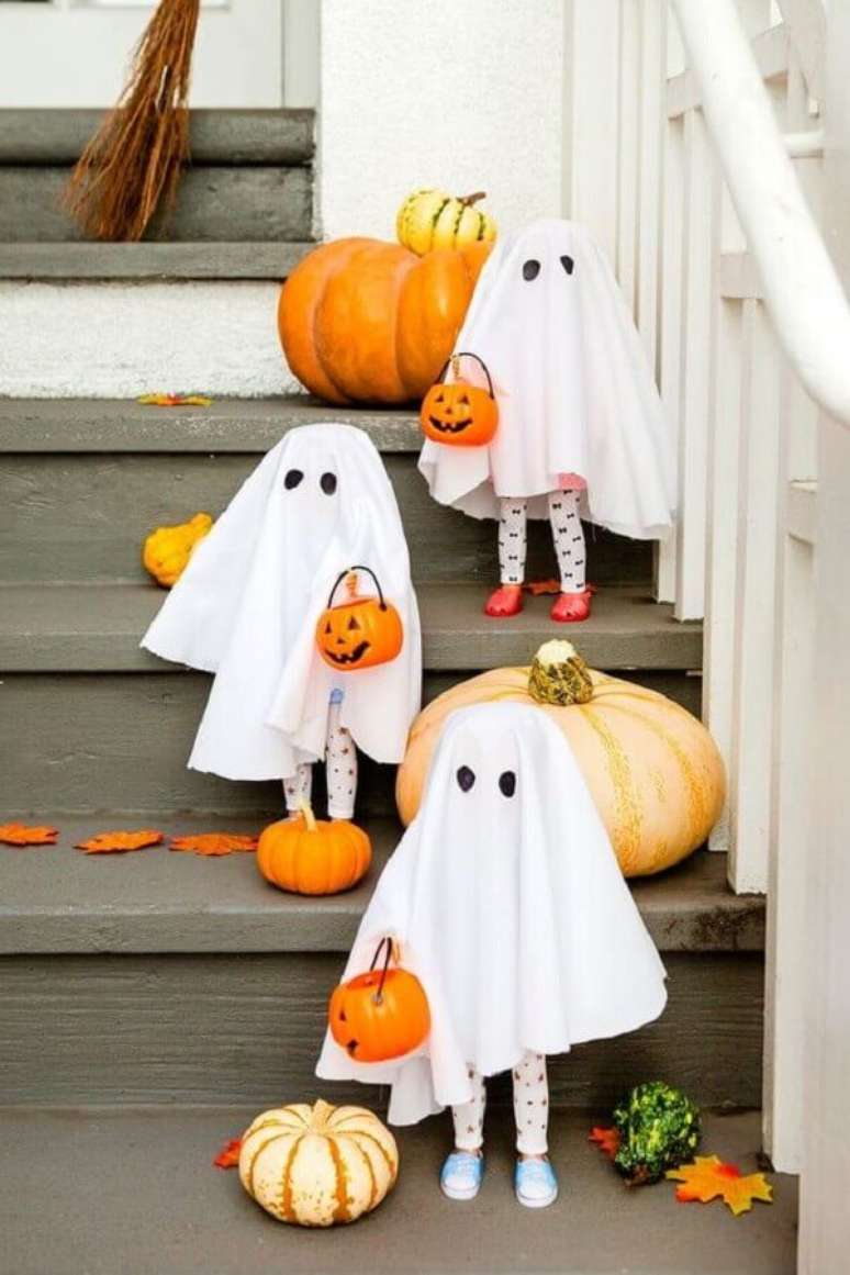 4. Festa de Halloween decorada com aboboras e crianças vestidas de fantasmas – Foto: Brit Morin