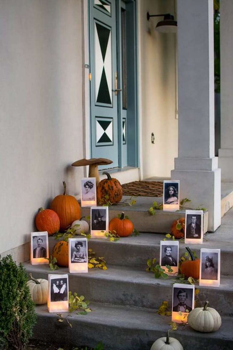 41. Ideias para halloween: coloque fotos antigas com velas e abóboras na entrada de casa – Por: Casa e Festa