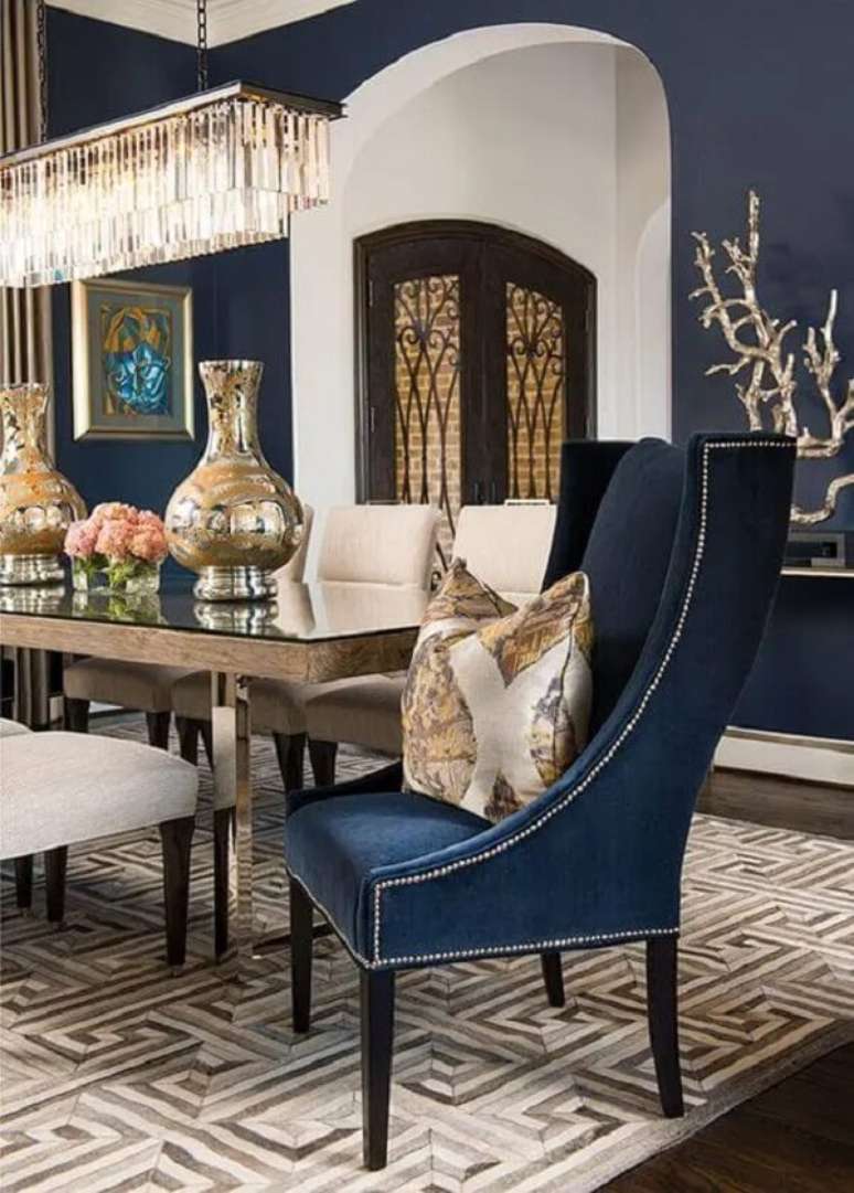 3. Poltrona para mesa de jantar azul marinho em destaque. Fonte: Ibb Design