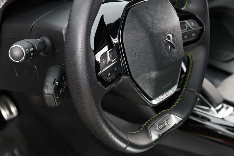 Peugeot e-208 GT no Rio de Janeiro.