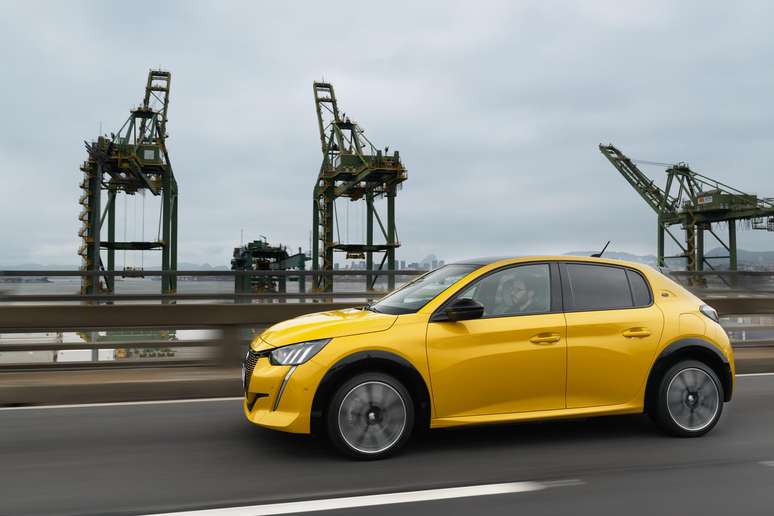 Peugeot e-208 GT no Rio de Janeiro.