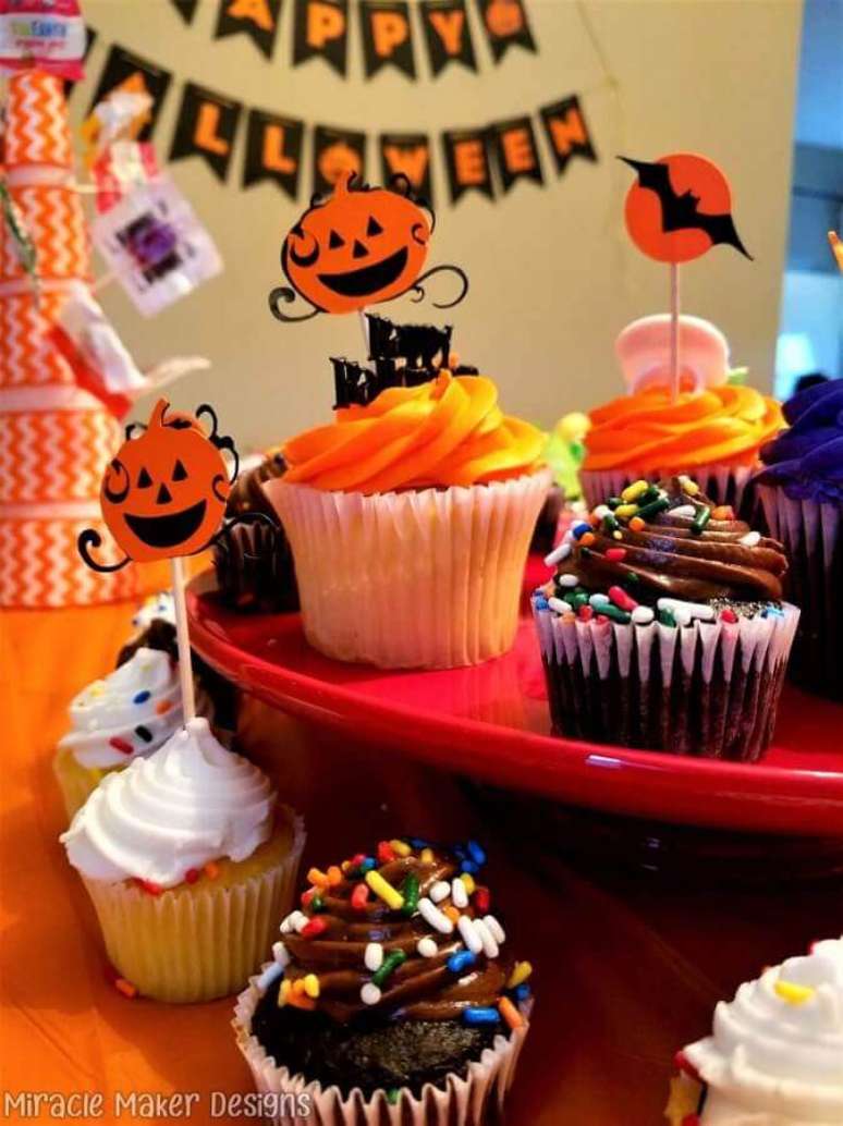 68. Cupcakes com decoração alegre para festa de Halloween – Foto: Miracle Maker Designs