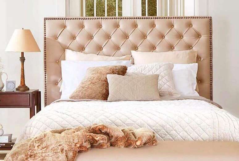 3. Quarto decora&ccedil;&atilde;o com tons de bege para manter a naturalidade com a cabeceira capiton&ecirc; &ndash; Foto Decor F&aacute;cil