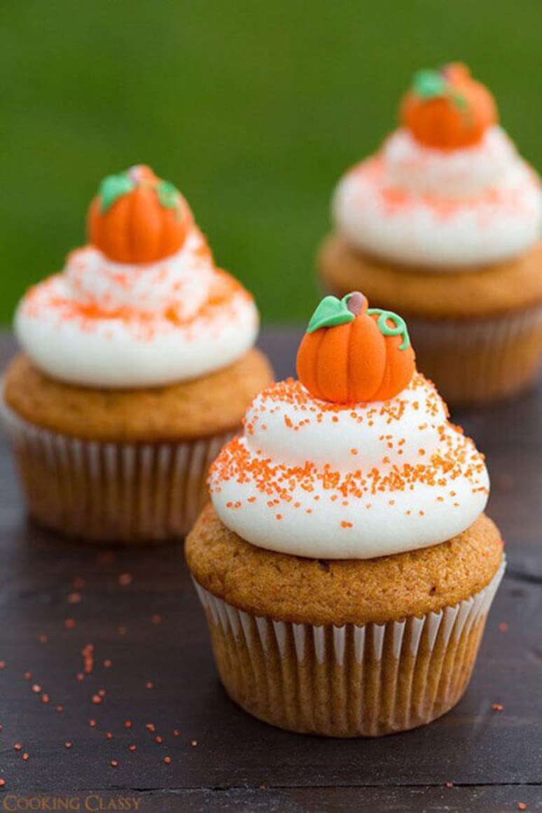 37. Delicados cupcakes decorados com mini abóboras para festa de Halloween – Foto: Faça Você Mesmo