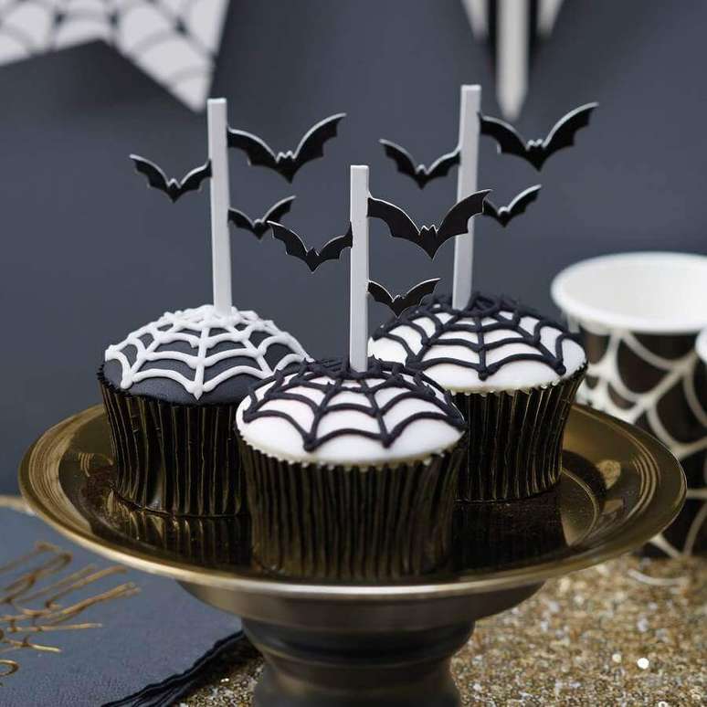 39. Morceguinhos e teias de aranha em cupcakes decorados para festa de Halloween – Foto: Confetti Sisters