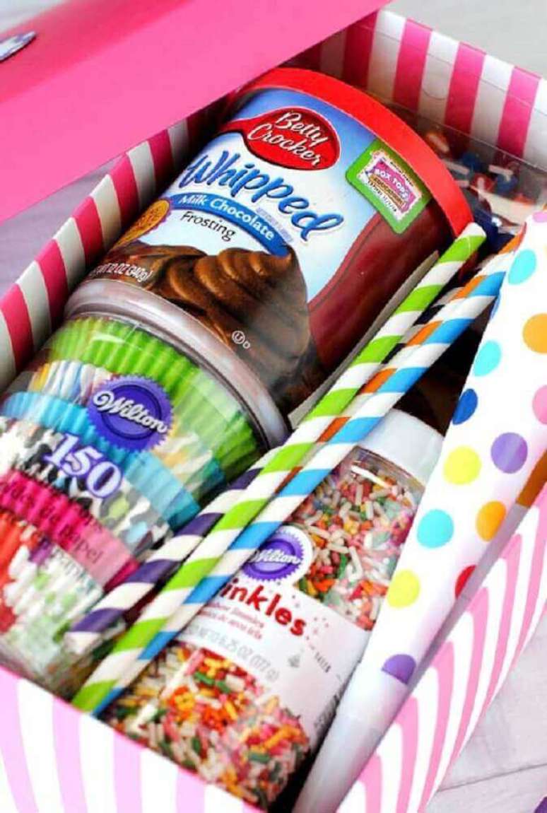 58. Os itens coloridos sempre deixam a decoração da festa na caixa mais bonita – Foto: Decor Fácil