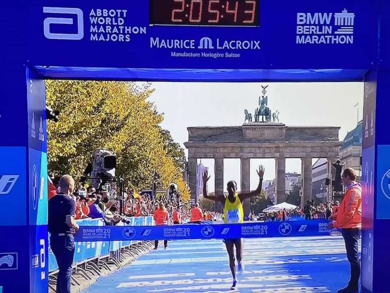 Guye Adola comemora a vitória na Maratona de Berlim. (Reprodução Sportv)