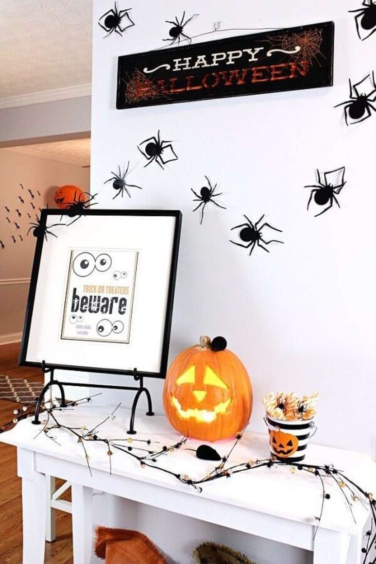 12. Alguns elemtos simples como adesivos de aranhas podem ajudar a compor a decoração de festa de Dia das Bruxas – Foto: Pinosy