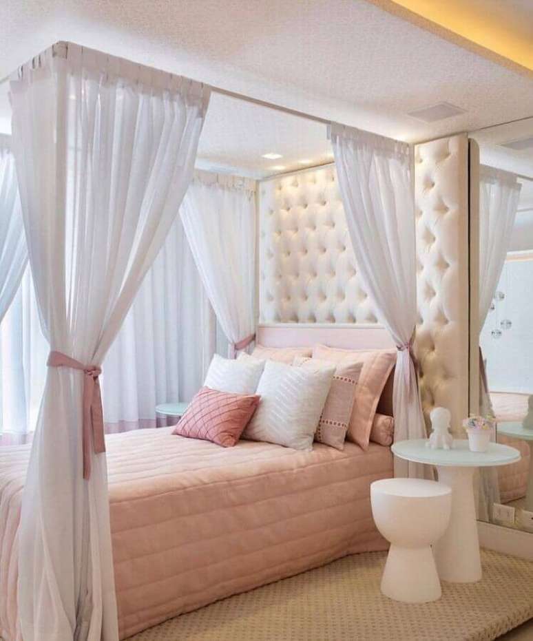 72. Dossel para quarto feminino decorado com cabeceira capiton&ecirc; branca &ndash; Foto: Home Fashion Trend