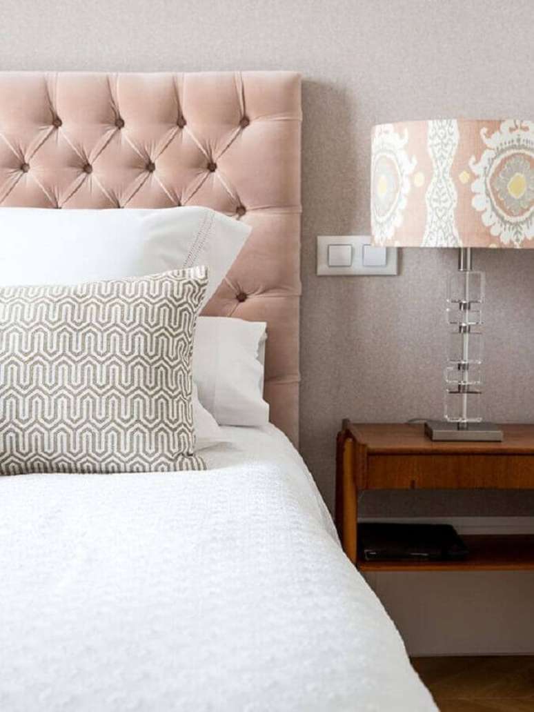 68. Decora&ccedil;&atilde;o em cores claras para quarto com cabeceira capiton&ecirc; rosa &ndash; Foto: Micasa Revista