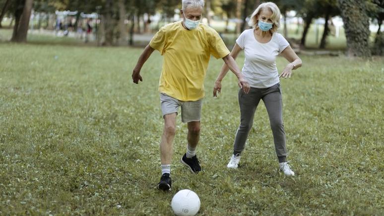 Correr ao ar livre é muito mais seguro do que malhar numa academia sem janelas e com muita gente ao redor, dizem os especialistas