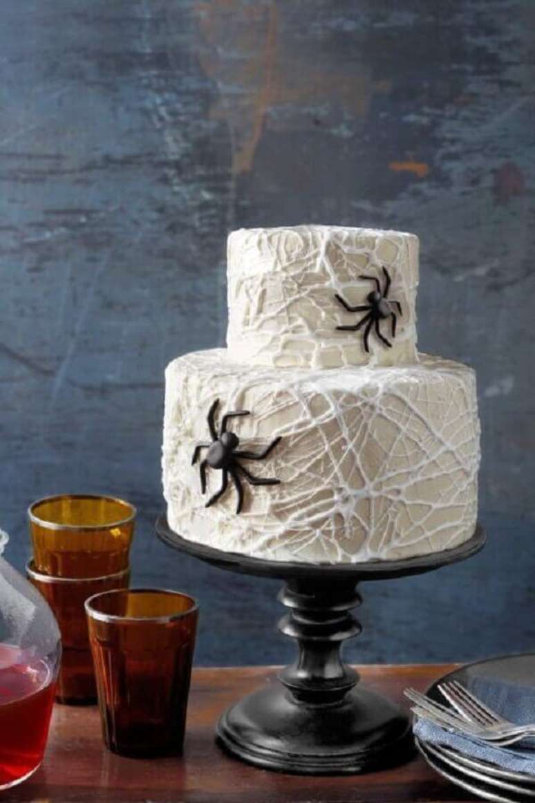 20. Bolo personalizado com teias de aranha e aranhas para decoração de mesa Dia das Bruxas – Foto: WomanAdvice