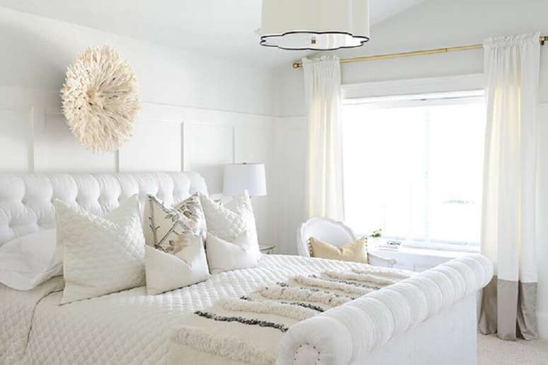 25. Decoração toda branca para quarto com pendente sobre a cama e cabeceira capitonê casal – Foto: Style Me Pretty