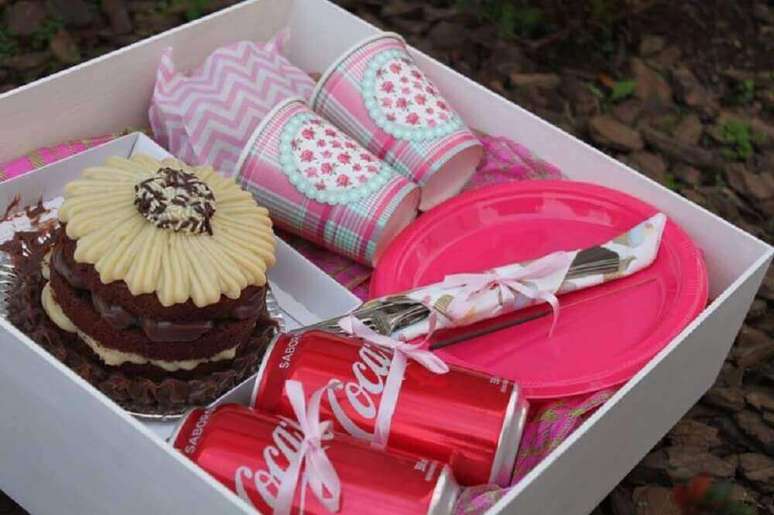 44. Modelo simples de caixa para festa de duas pessoas – Foto: The Ofy