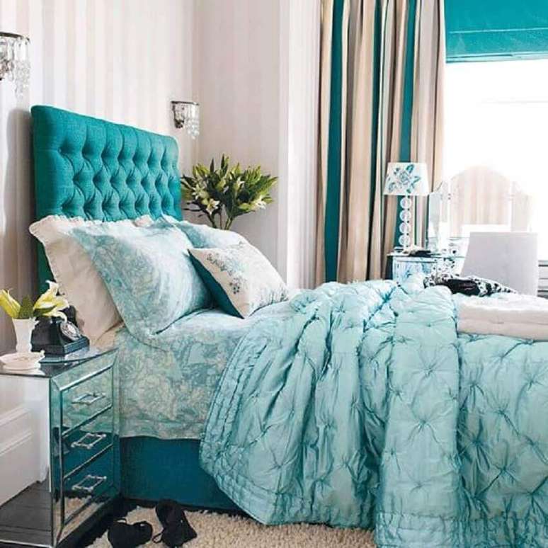 8. Decora&ccedil;&atilde;o com cabeceira capiton&ecirc; para quarto em tons de azul e branco &ndash; Foto: Bravacasa