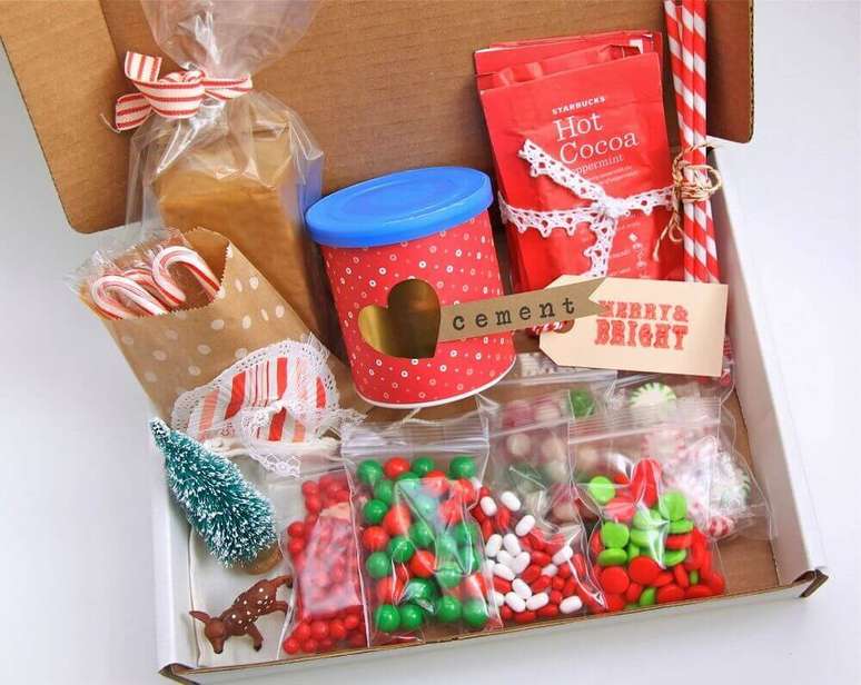 48. No natal você também pode presentear com uma caixa toda decorada e recheada de comidinhas gostosas para uma festa na caixa  – Foto: Smashed Peas and Carrots