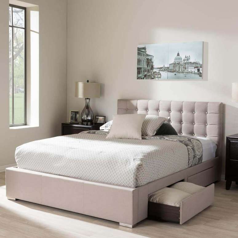 37. Quarto com decoração simples e cabeceira de cama capitonê, uma linda cabeceira capitonê para o quarto. – Foto: Home Depot